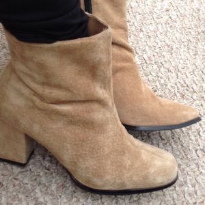 NEWPORT NEWS TAN SUED LEATHER BOOTIES 7.5B